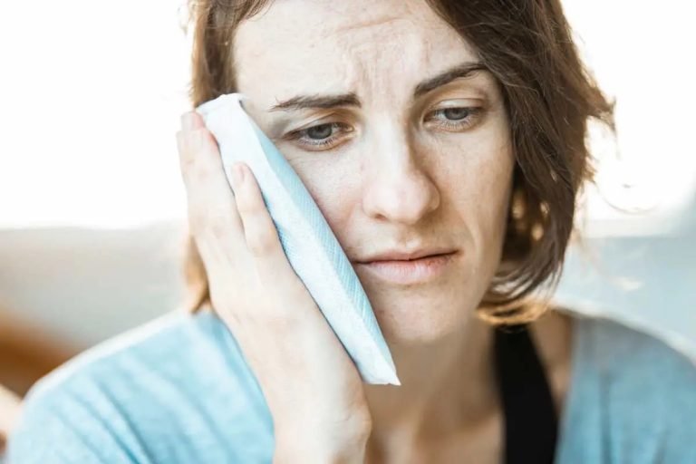 Curare il mal di denti con i rimedi naturali della nonna: ecco come